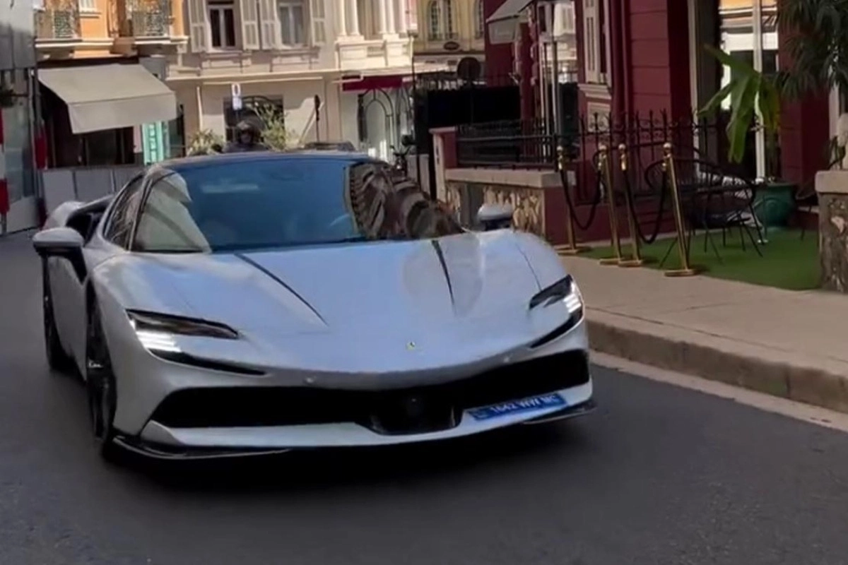 Ferrari SF90 Ferrari SF90 bianca con il numero 16: il regalo per Alexandra, la moglie di Leclerc