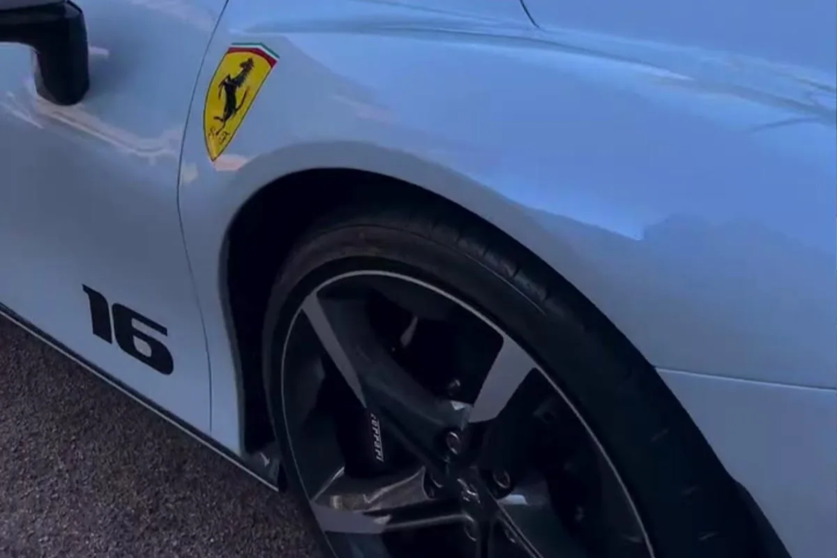 Ferrari SF90 - dettaglio Ferrari SF90 bianca con il numero 16: il regalo per Alexandra, la moglie di Leclerc