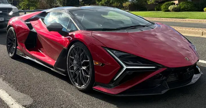 Lamborghini Revuelto SV - caratteristiche Lamborghini Revuelto SV avvistata nel traffico del Colorado