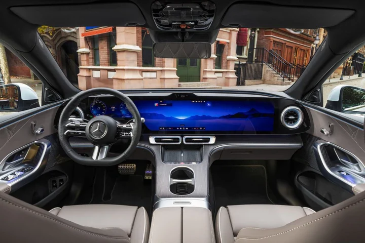 Classe C 300 4MATIC Mercedes Classe C 300 4MATIC: 690 km e ricarica da 320 kW