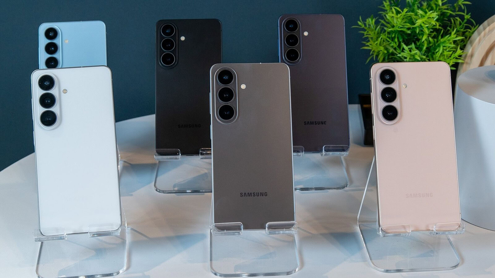 Samsung Galaxy S27, lo zoom 3x del Pro anche sui modelli base