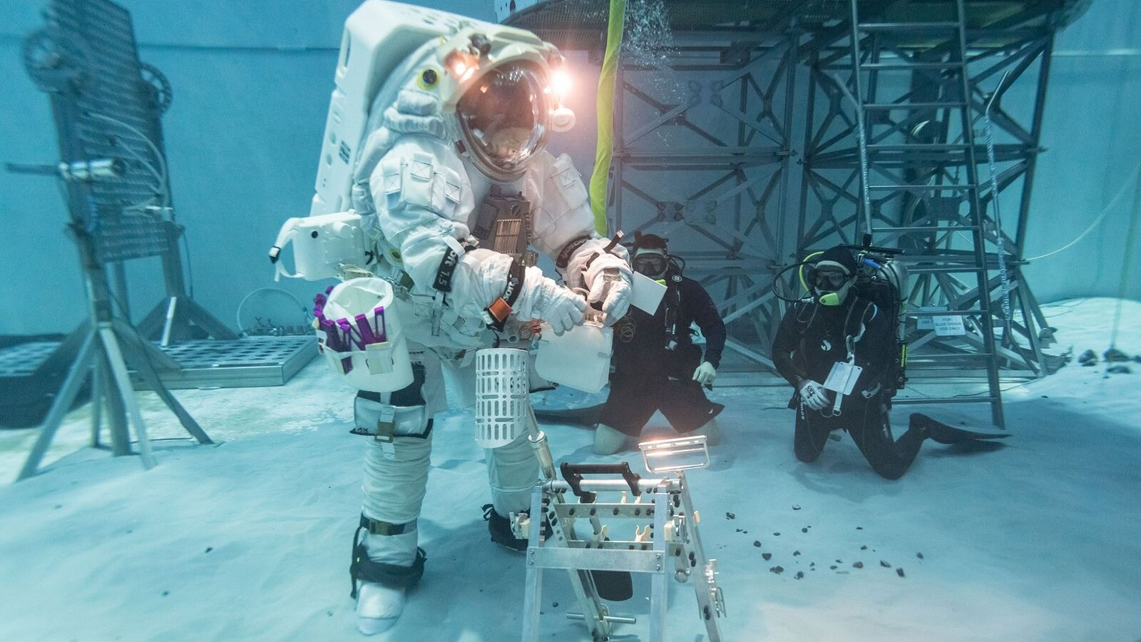 NASA, tuta lunare più leggera per tornare sulla Luna nel 2028