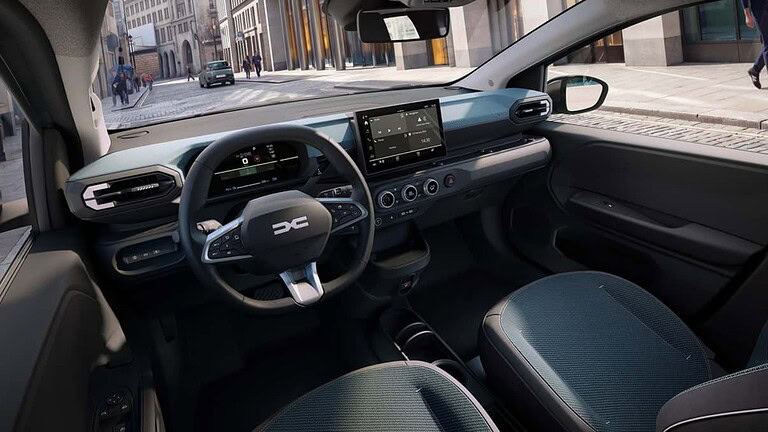 Dacia Spring cambia interni: touchscreen 10 pollici e più spazio