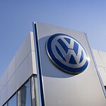 Volkswagen perde 300.000 auto: Renault e Stellantis reggono