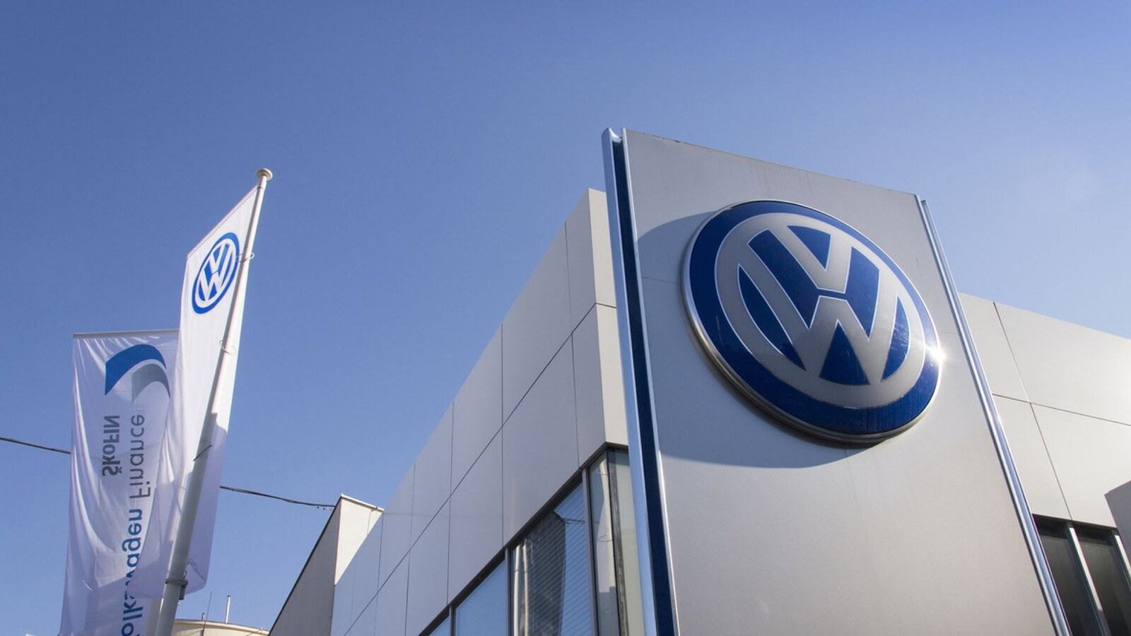 Volkswagen perde 300.000 auto: Renault e Stellantis reggono