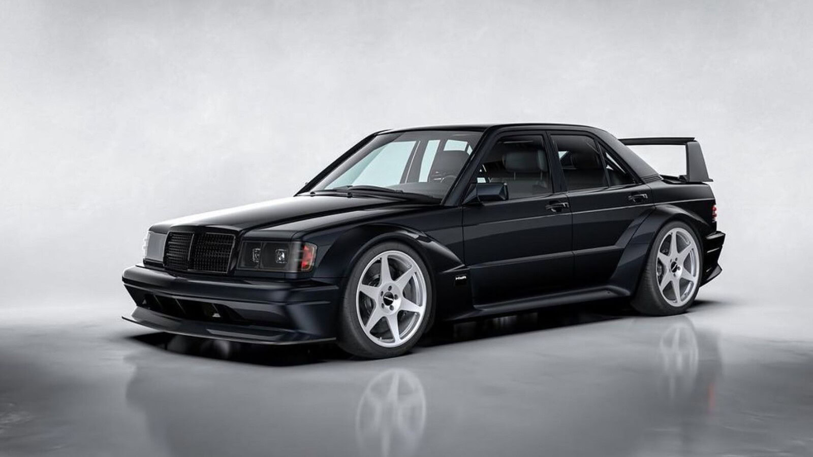 Mercedes 190E Evo II: l'originale costa meno del restomod HWA
