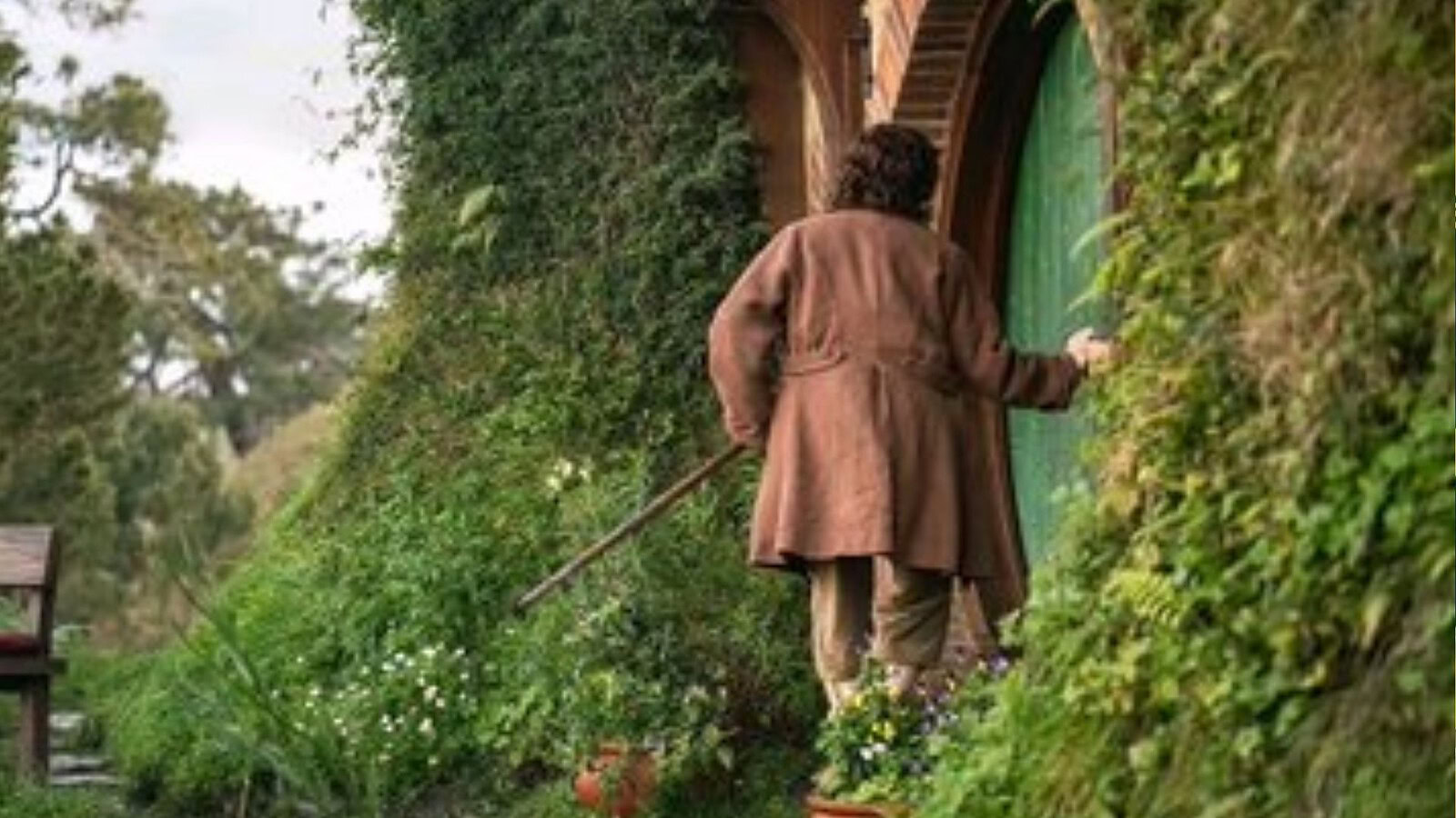 La caccia a Gollum, prime foto dal set con Frodo di spalle