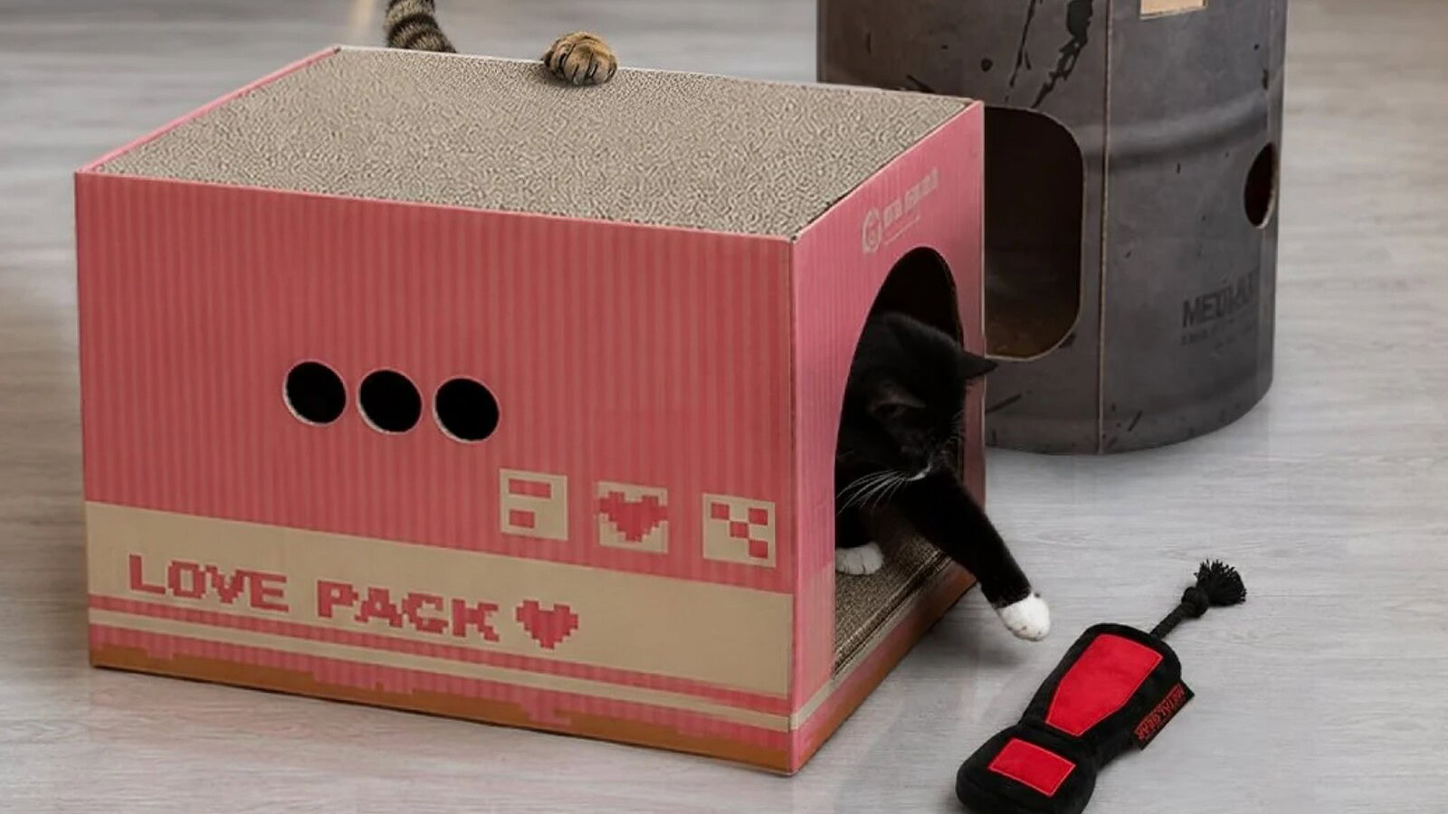 Metal Gear, il Love Box diventa un tiragraffi ufficiale per gatti
