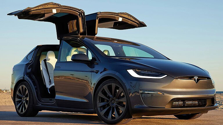Tesla Model X, causa per accelerazione improvvisa al semaforo