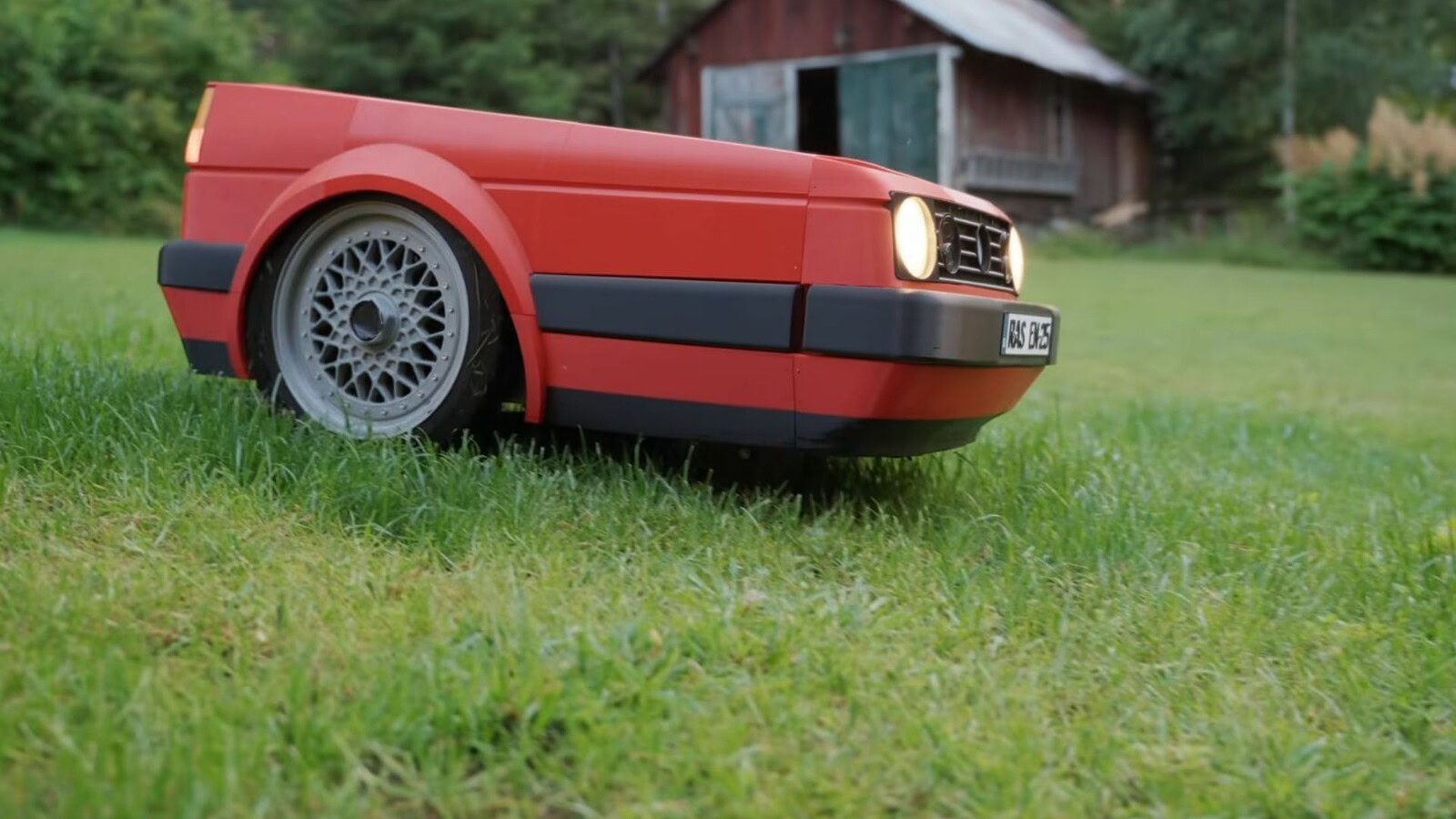 Volkswagen Golf GTI diventa un robot tagliaerba che salva i ricci