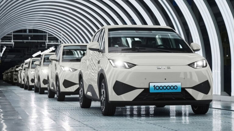 Auto cinesi: export +65% nel 2026, in patria vendite giù del 21%