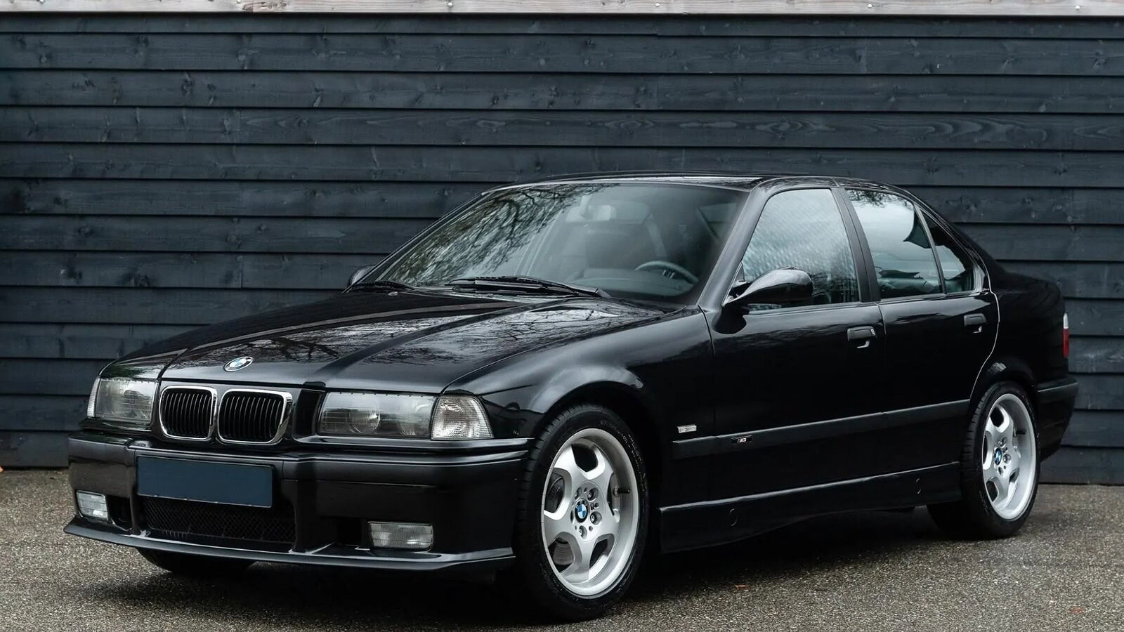 BMW M3 E36 berlina: l'understatement del sei cilindri da 321 CV