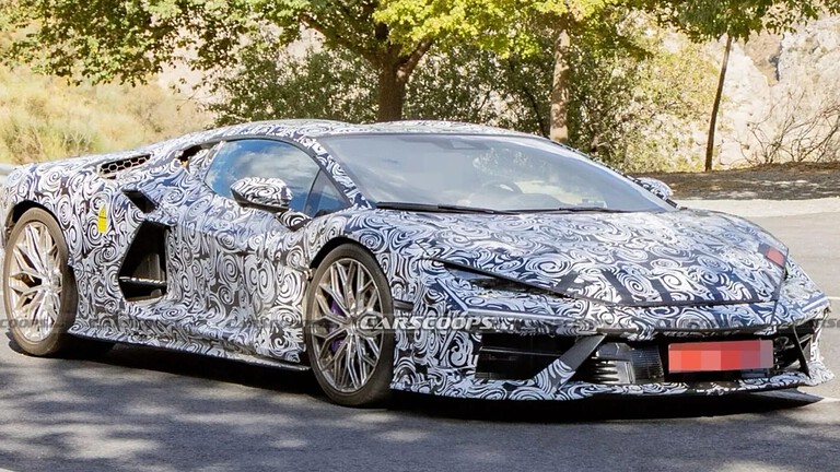 Lamborghini Revuelto restyling in vista: spunta il prototipo