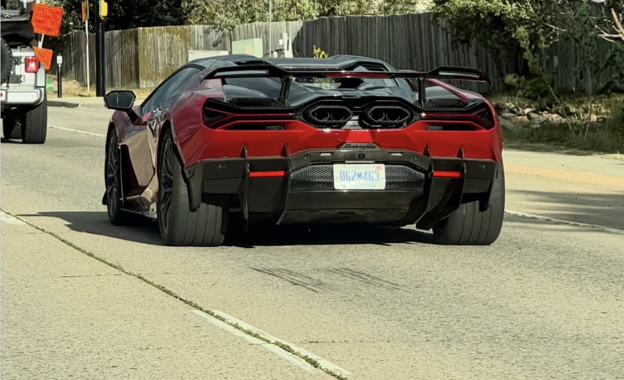 Lamborghini Revuelto SV - dettaglio Lamborghini Revuelto SV avvistata nel traffico del Colorado