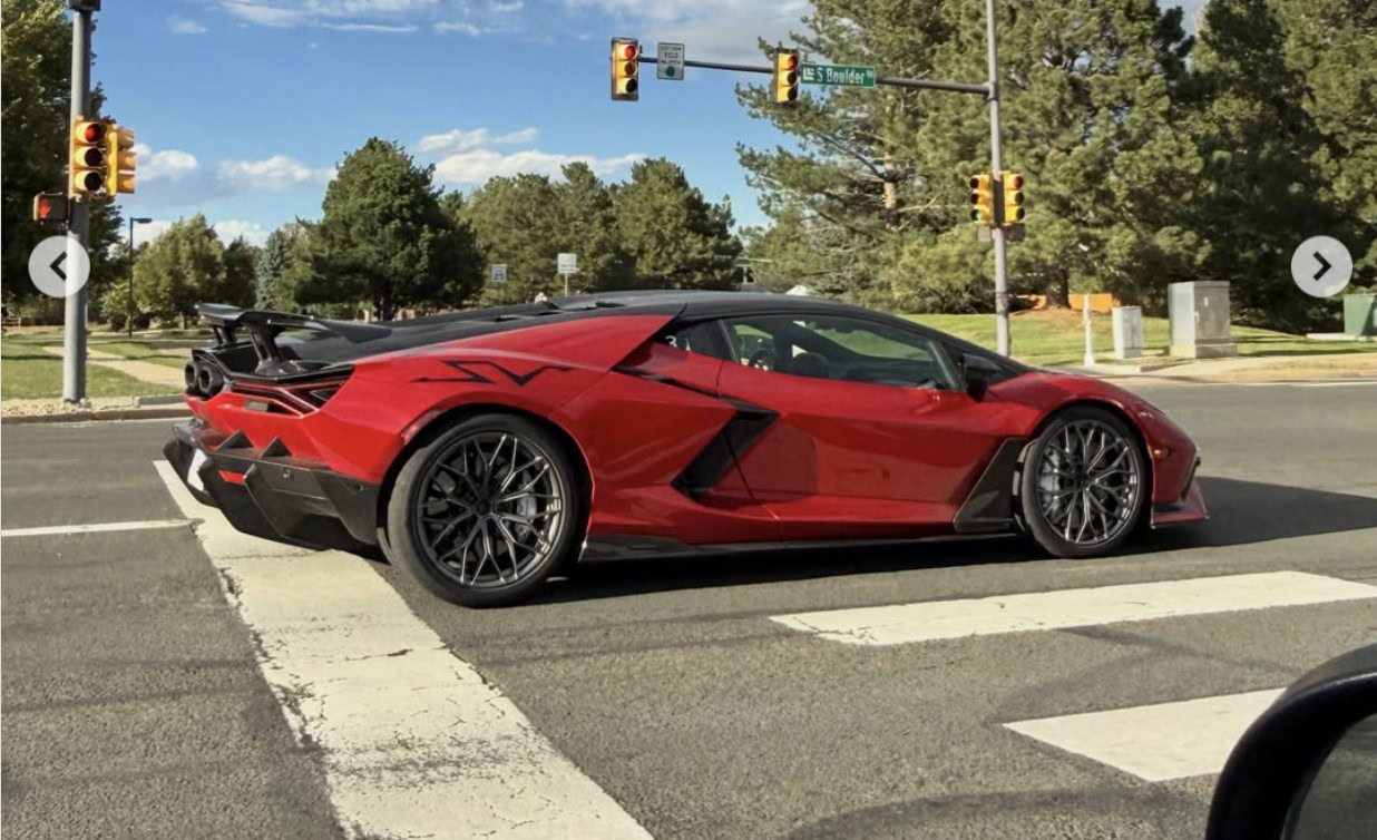 Lamborghini Revuelto SV Lamborghini Revuelto SV avvistata nel traffico del Colorado
