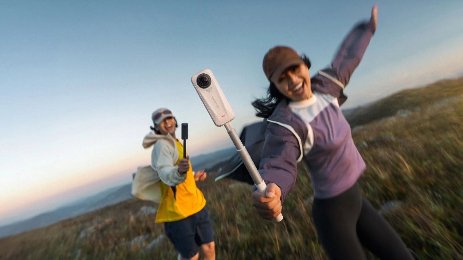 Insta360 lavora a due mirrorless e a occhiali smart per creator