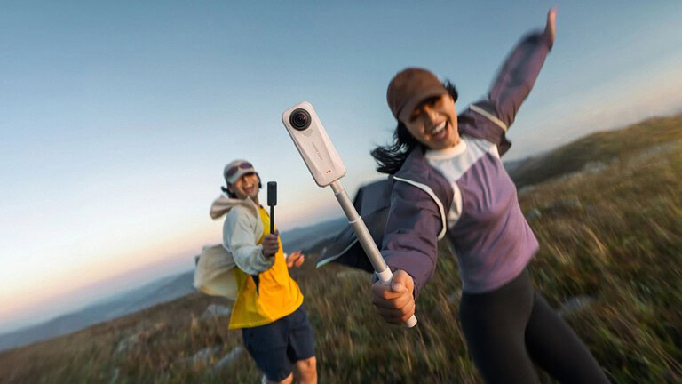 Insta360 lavora a due mirrorless e a occhiali smart per creator