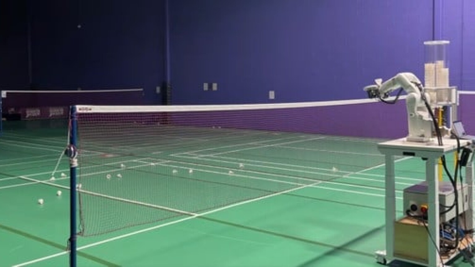 Denso VS050, il braccio robotico che serve volani a badminton
