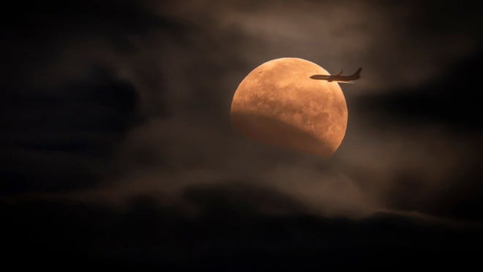 Eclissi lunare, un aereo attraversa la Luna nella foto NASA