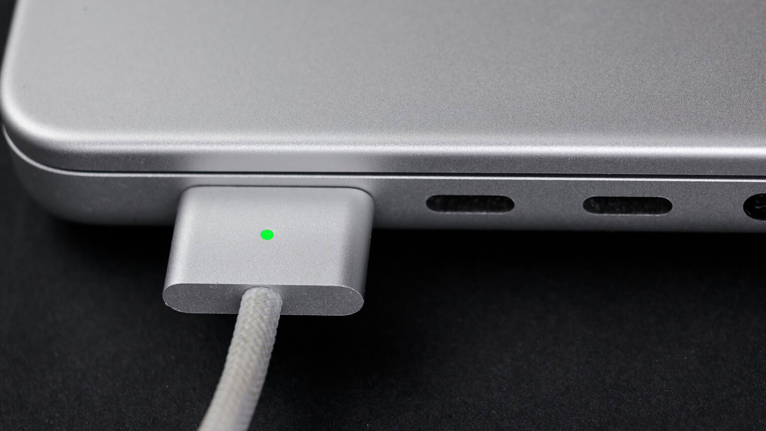 MagSafe o USB-C sul MacBook: quale ricarica conviene davvero
