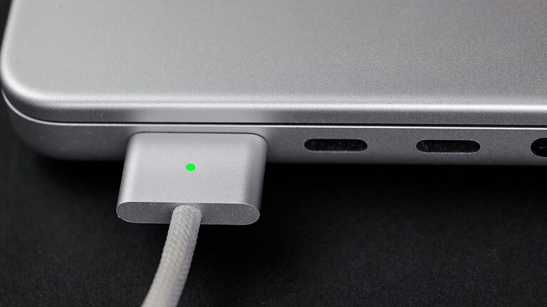 MagSafe o USB-C sul MacBook: quale ricarica conviene davvero