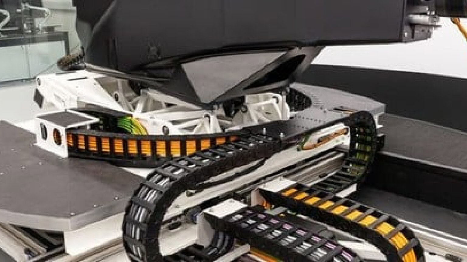 Simulatore IAAPS: pilota reale, auto virtuale e banco da 1.800 kW
