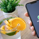 WhatsApp per iPhone, il lettore video si rifà il look con il Liquid Glass