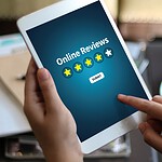 Recensioni online, l'AI orienta ma il 77% si fida dei pareri