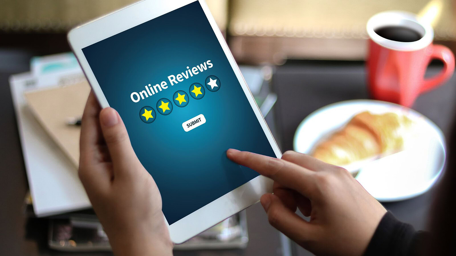 Recensioni online, l'AI orienta ma il 77% si fida dei pareri