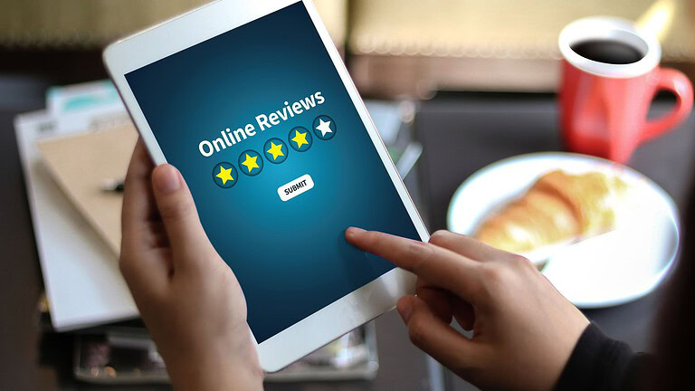 Recensioni online, l'AI orienta ma il 77% si fida dei pareri