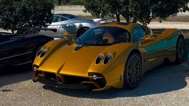 Pagani Utopia, vernice con oro vero e frammenti di roccia lunare