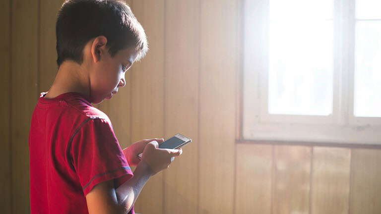 Smartphone e ragazzi: il 77% si sente dipendente dai dispositivi