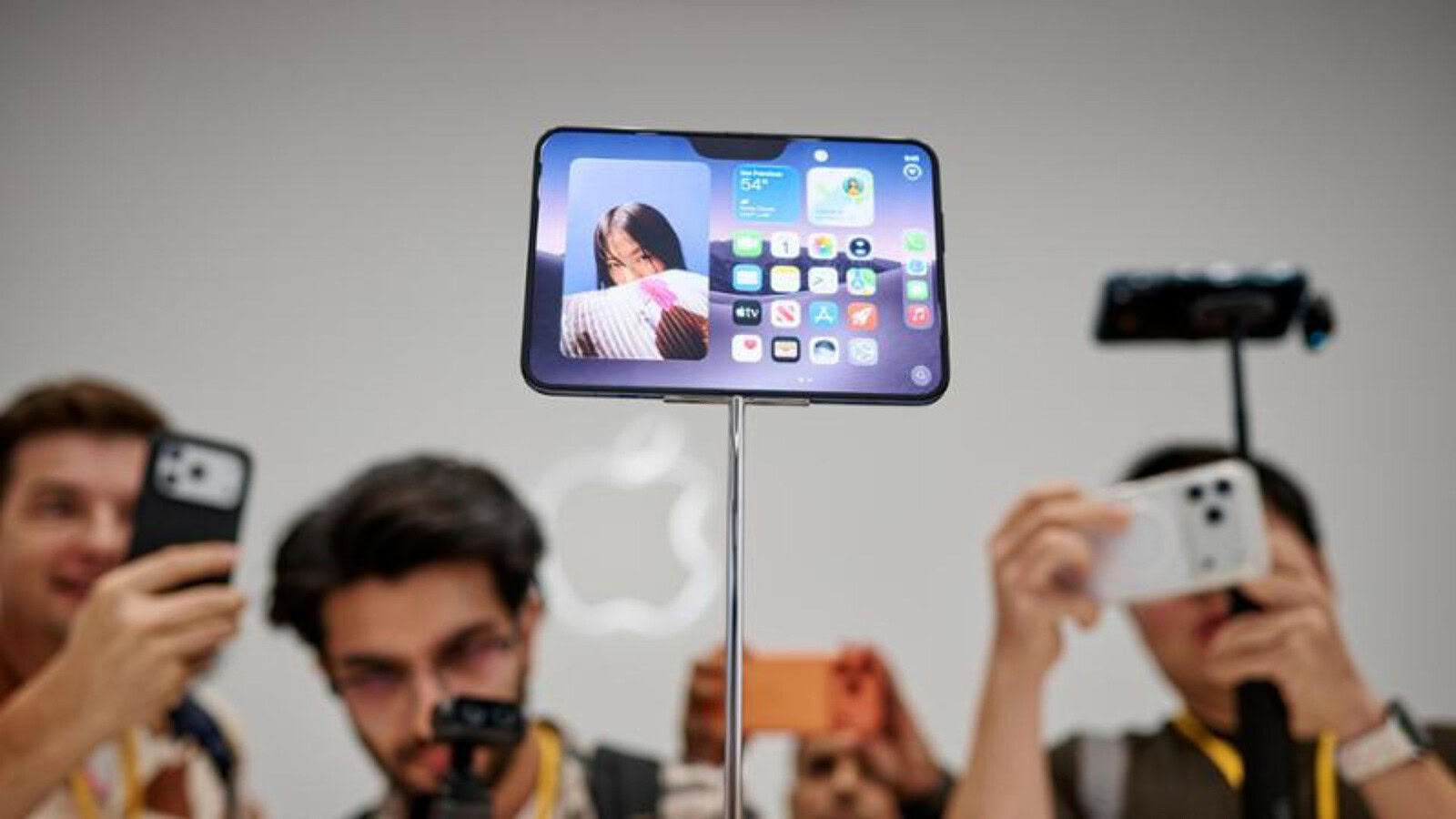 iPhone Duo, sul web ci sono già degli unboxing del pieghevole di Apple