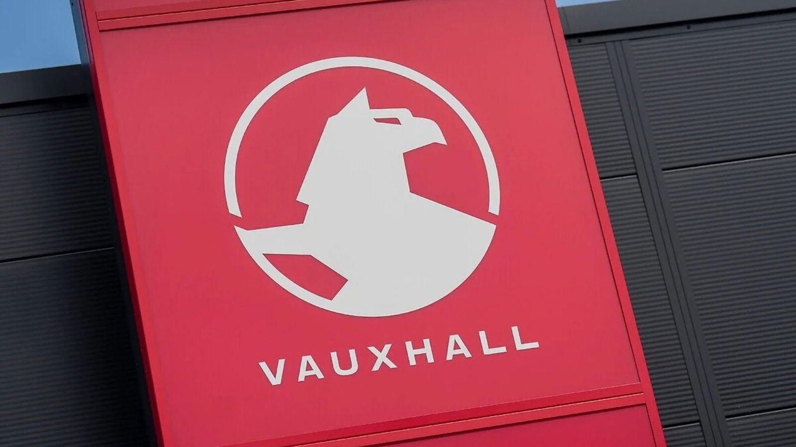 Vauxhall, nuovo logo del Grifone: sparisce la classica bandiera
