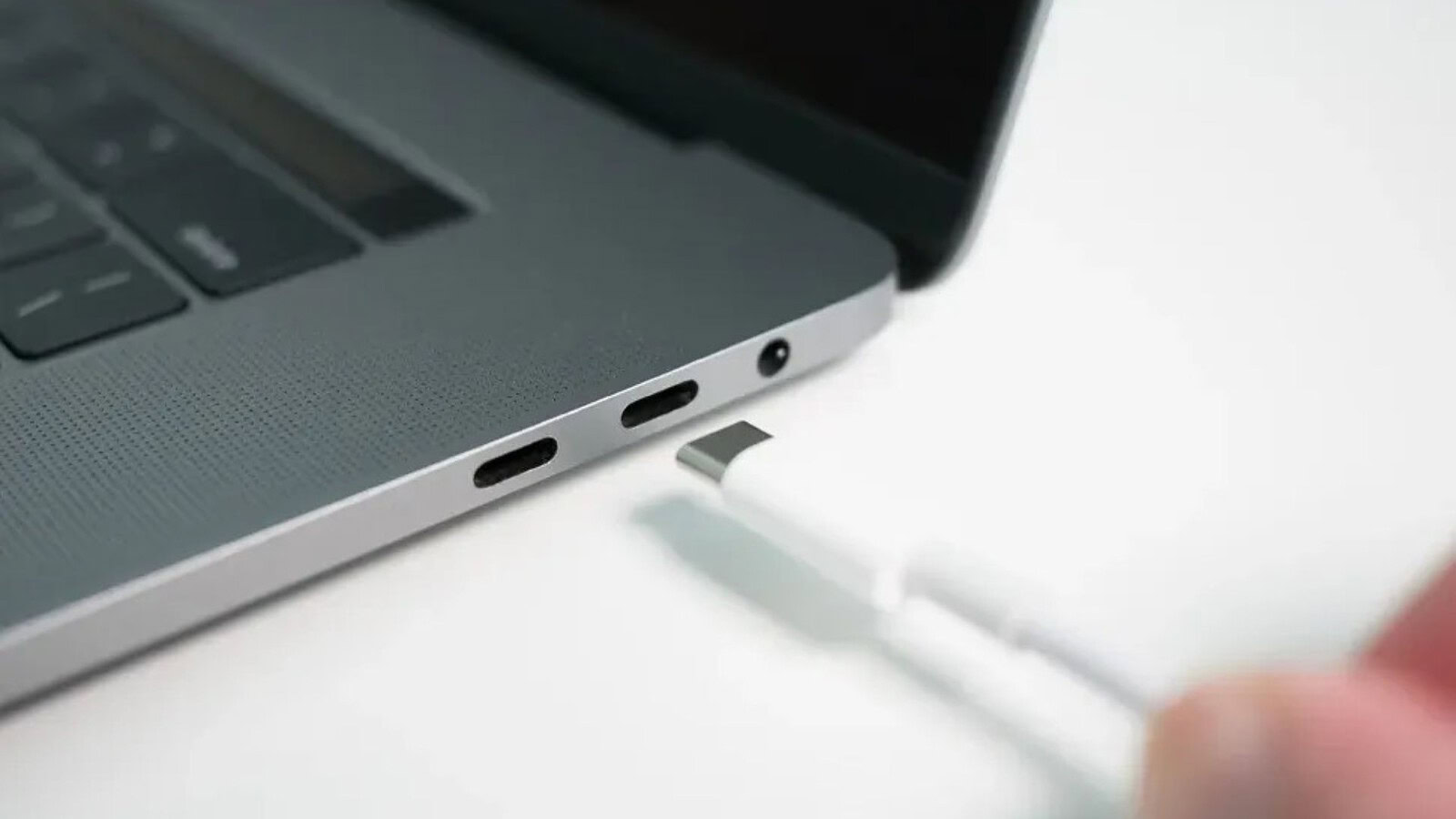 Windows 98 SE supporta Thunderbolt 3 e 4 con il driver xHCI98