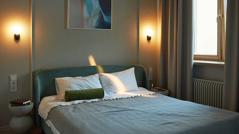 Rifare il letto appena svegli: cosa c'entrano batteri e luce