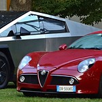 Tesla Cybertruck accanto all'Alfa Romeo