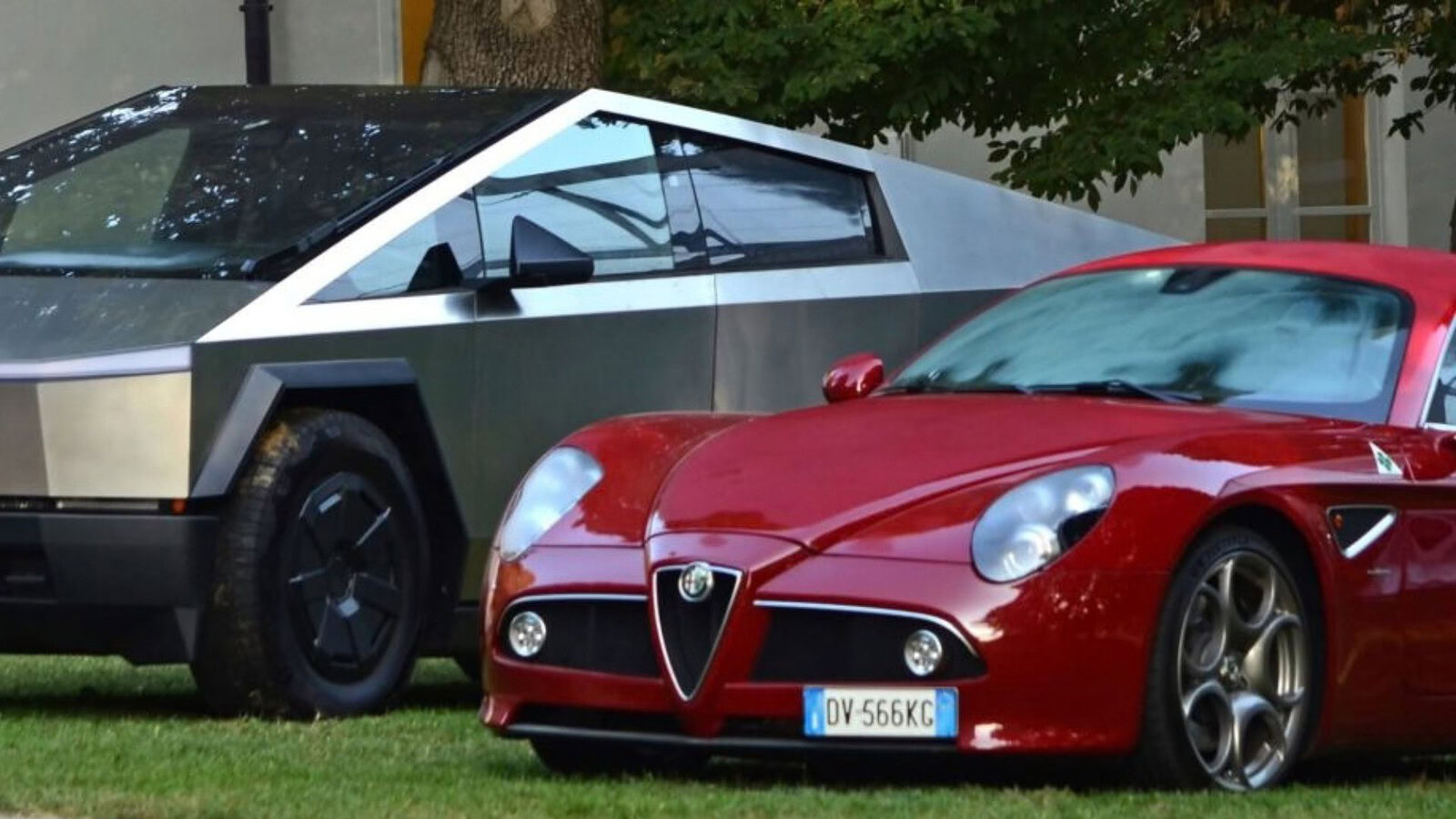 Tesla Cybertruck accanto all'Alfa Romeo