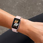 Samsung Galaxy Fit 4 appare in foto: nero, bianco e azzurro