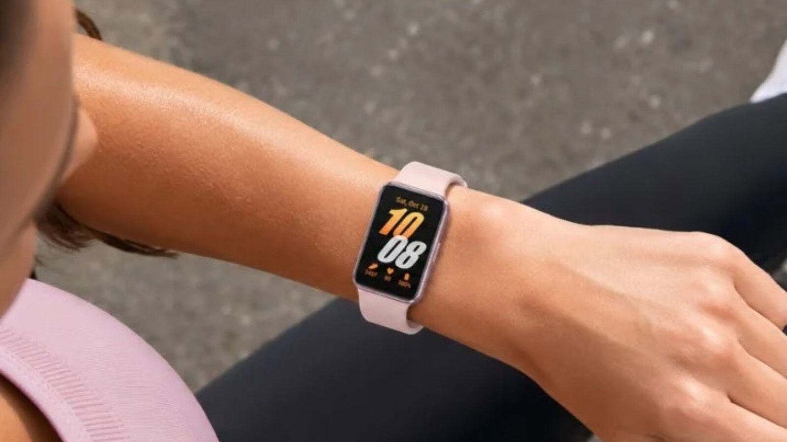 Samsung Galaxy Fit 4 appare in foto: nero, bianco e azzurro