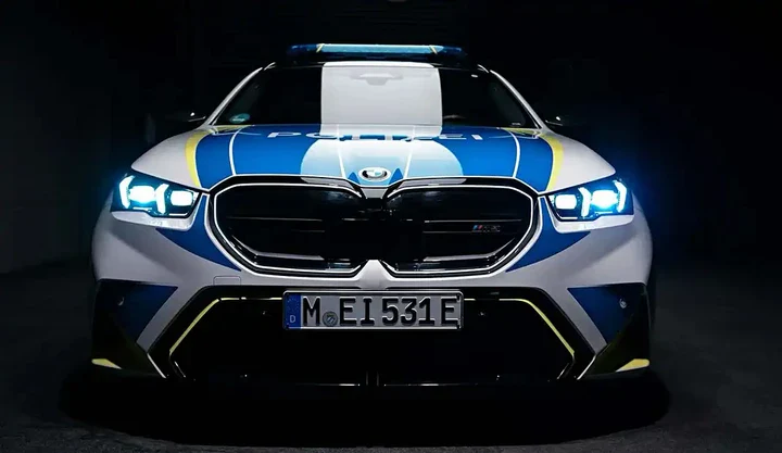 BMW M5 Touring Polizia - caratteristiche BMW M5 Touring Polizia: showcar ibrida da 727 CV e pelle rossa