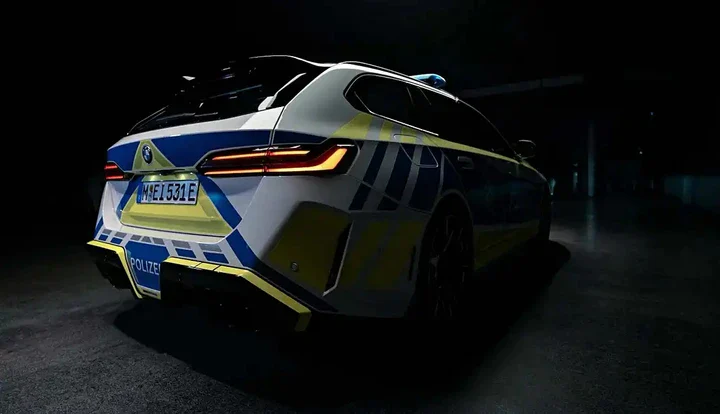 BMW M5 Touring Polizia - dettaglio BMW M5 Touring Polizia: showcar ibrida da 727 CV e pelle rossa