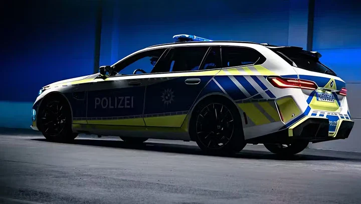 BMW M5 Touring Polizia BMW M5 Touring Polizia: showcar ibrida da 727 CV e pelle rossa
