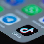 TikTok, morte di una 14enne: il coroner cita i video visti