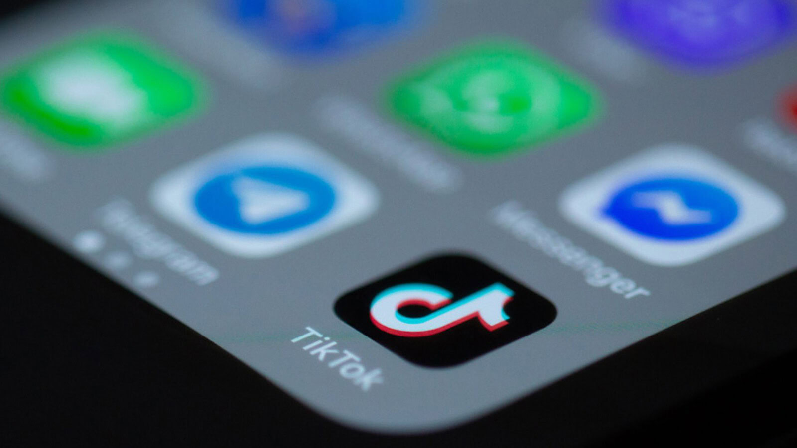TikTok, morte di una 14enne: il coroner cita i video visti