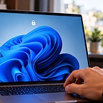 Windows 11, spunta un menu nascosto per spostare la barra