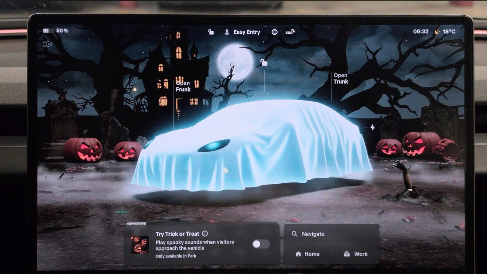 Tesla modalità Halloween: zucche e mummie sull'Autopilot