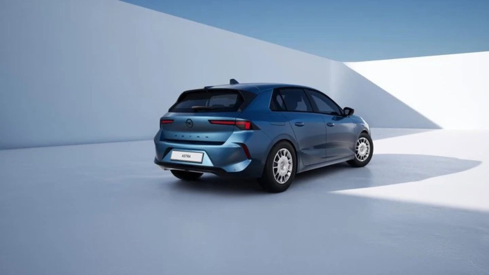 Opel Astra Start: prezzo giù di 550 euro e dotazione ricca