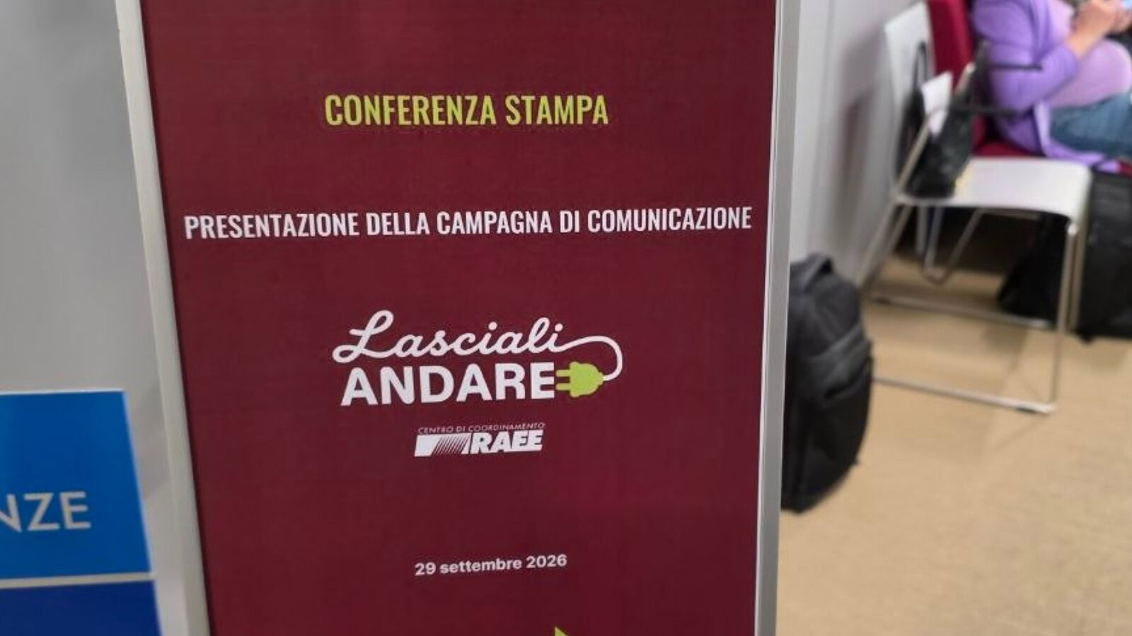 RAEE, la campagna “Lasciali Andare” invita a riciclarli in negozio