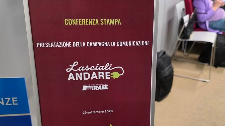 RAEE, la campagna “Lasciali Andare” invita a riciclarli in negozio